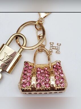 👛L. Vuitton lock and key with key chain👛 🌟COMES W/AUTH LV BOX IF SOLD THIS WEEK🌟